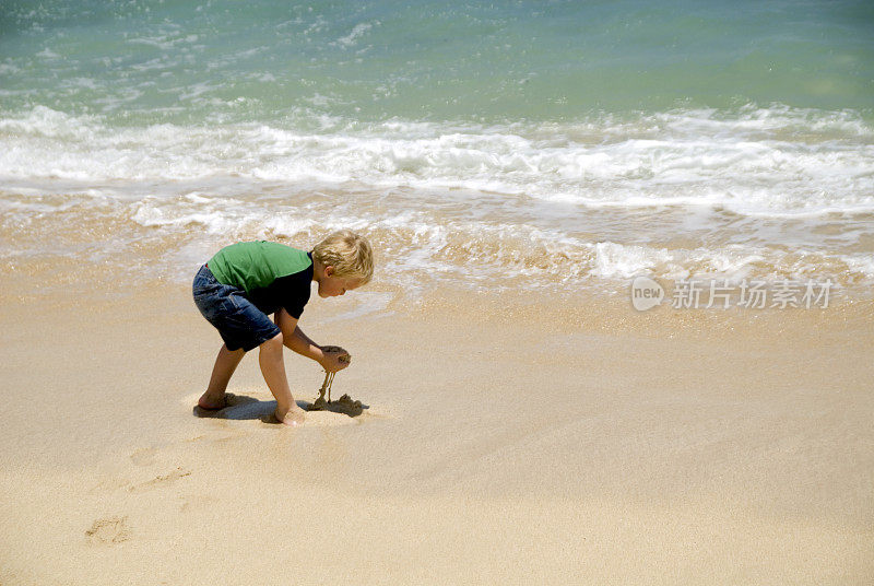 在沙滩上玩耍的男孩