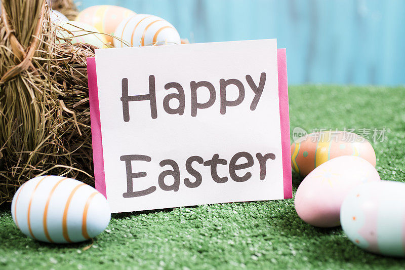 复活节彩蛋，绿草地上的篮子。复活节快乐。