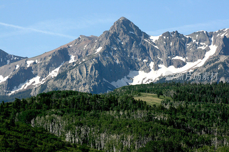 崎岖的山峰