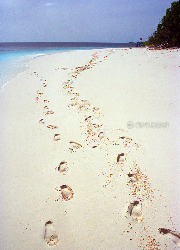 荒岛沙滩上的脚印