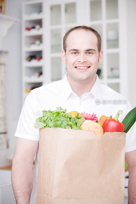 食品杂货和厨房里的男人