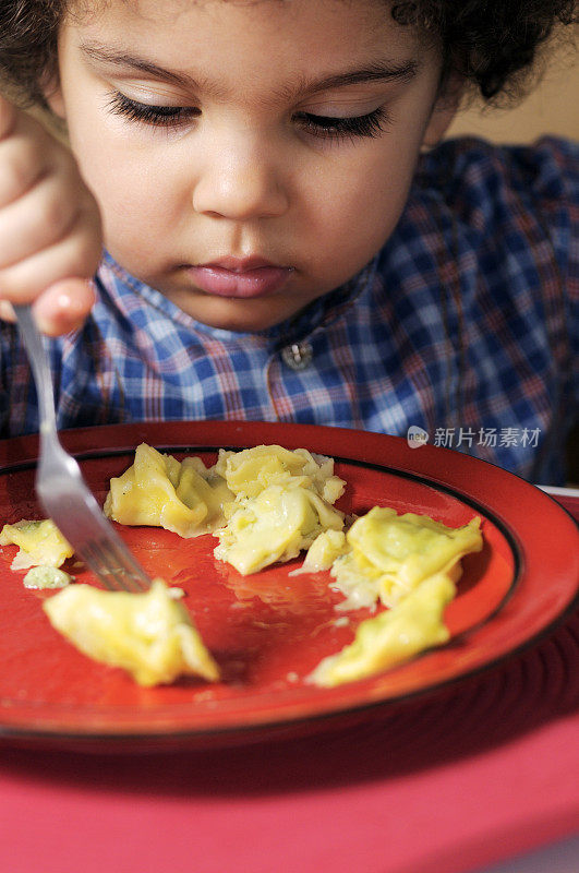 孩子吃意大利面