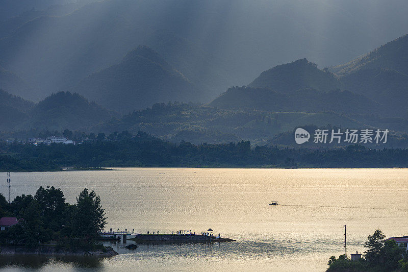 黎明时分的青石潭湖，中国桂林陵川县