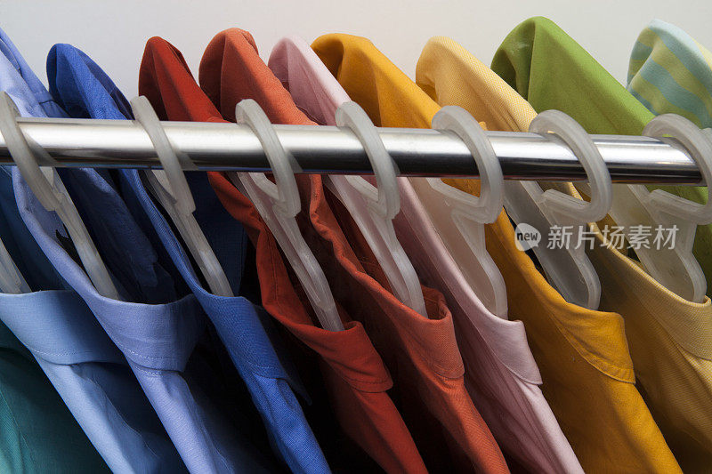 彩虹色的衬衫挂在衣架上。
