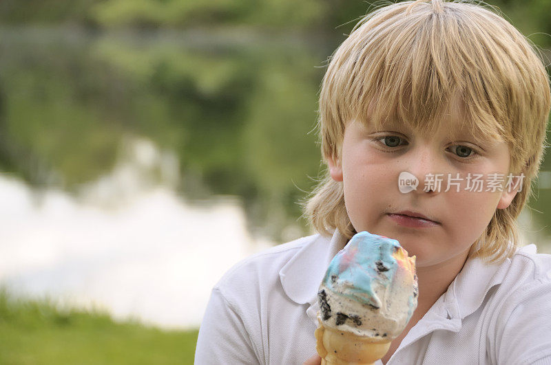 孩子吃冰淇淋