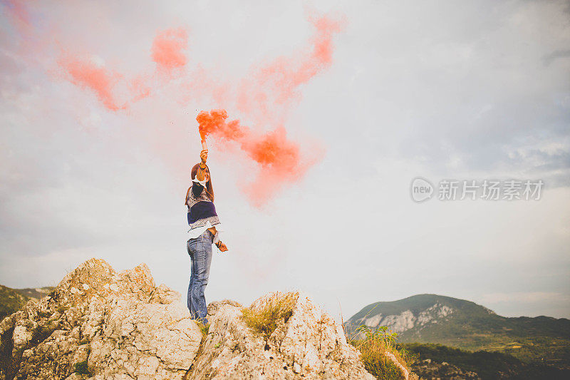 山上的女孩拿着火把