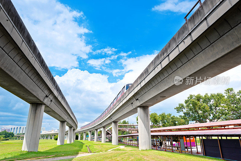 新加坡高架铁路上的地铁列车