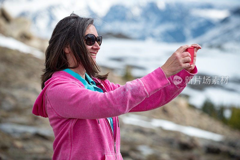 在落基山脉拍照的女人