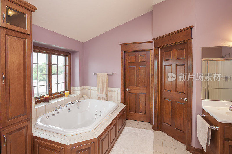 宽敞的现代主浴室配有水疗浴缸，拱形天花板。