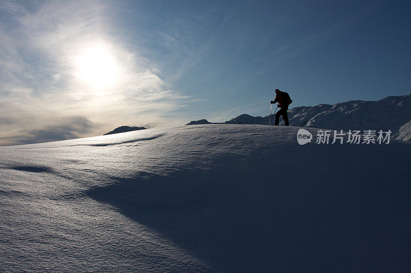 高山风景中的滑雪者