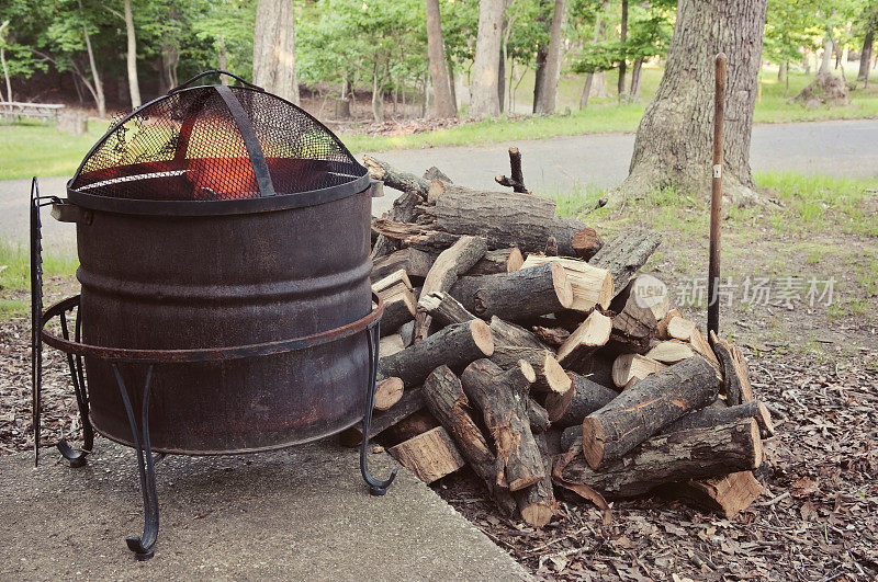 露营地点的火和木材