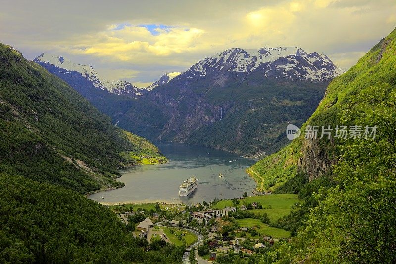 日出时的盖兰格峡湾山脉，挪威-斯堪的纳维亚