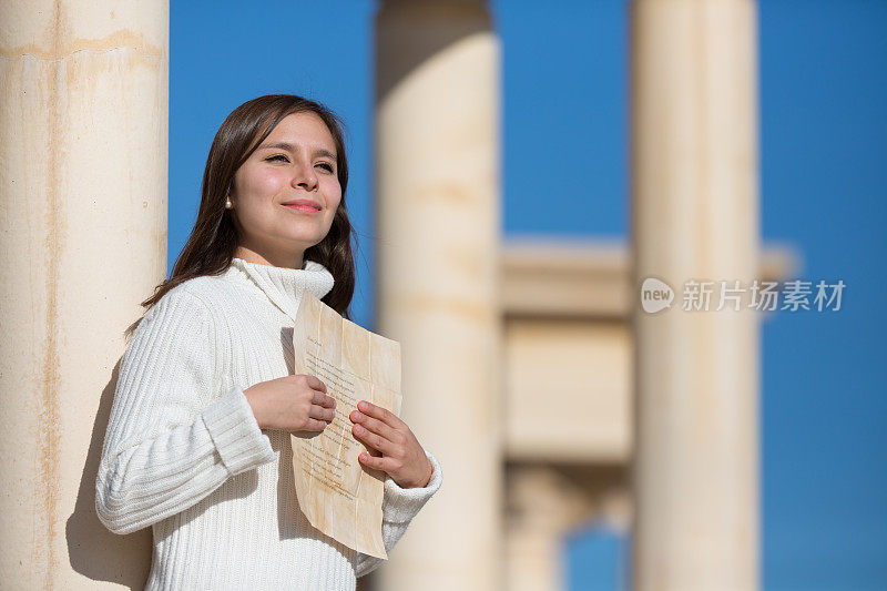 年轻的拉丁女子在读情书