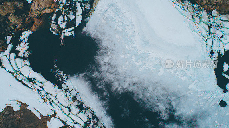 雪山中的湖泊鸟瞰图