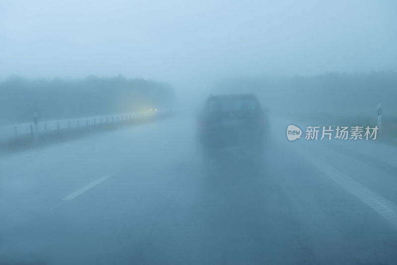 雨中的路