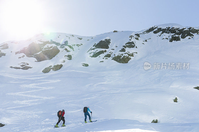 一对高山滑雪夫妇登上山顶