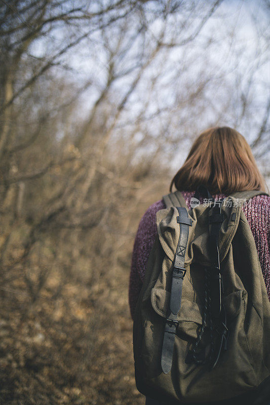 女孩探索自由户外森林