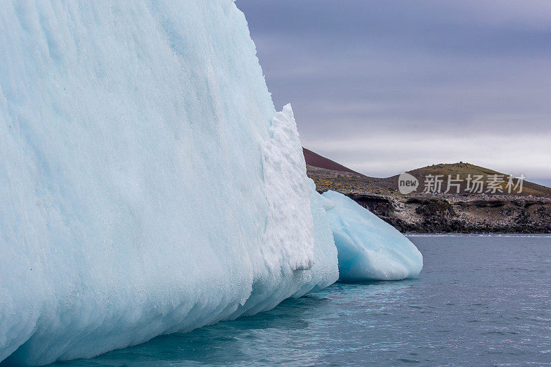 南极洲:企鹅岛上的冰山