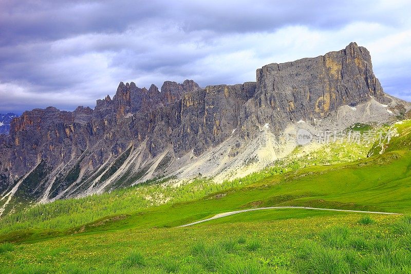 帕索焦尔戏剧性的风景，明亮的尖峰和绿色的草地-田园诗般的山口在意大利北部多洛米特山脉在日落，靠近科尔蒂纳d'Ampezzo