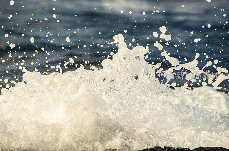 飞溅的海浪