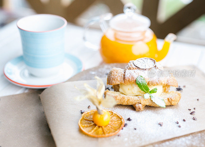 欧式早餐，有羊角面包、橙汁、咖啡或茶