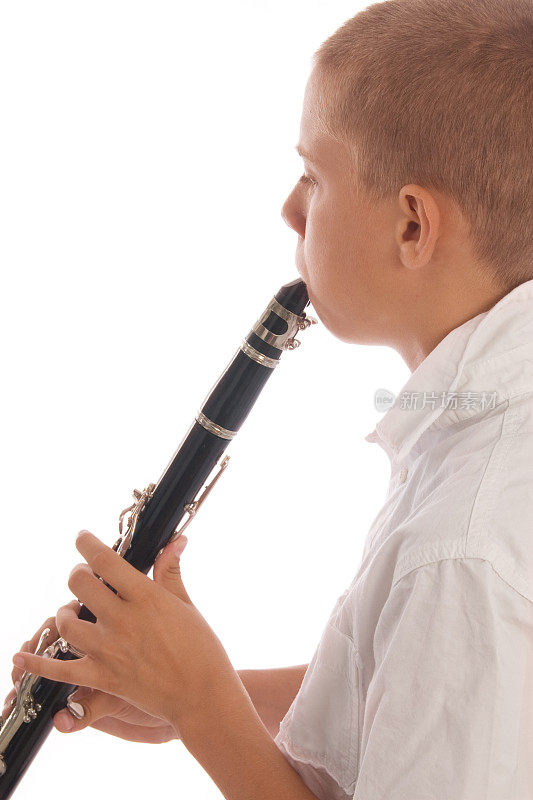 男孩在吹单簧管
