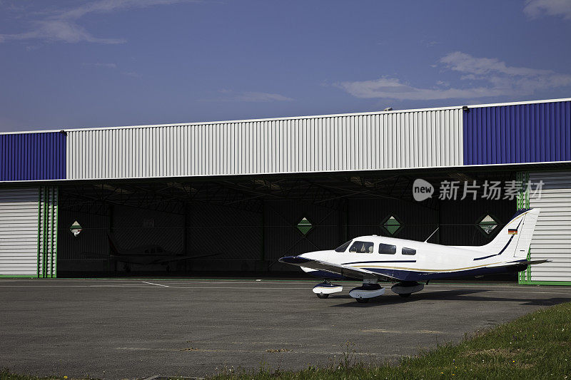 私人飞机在机库前