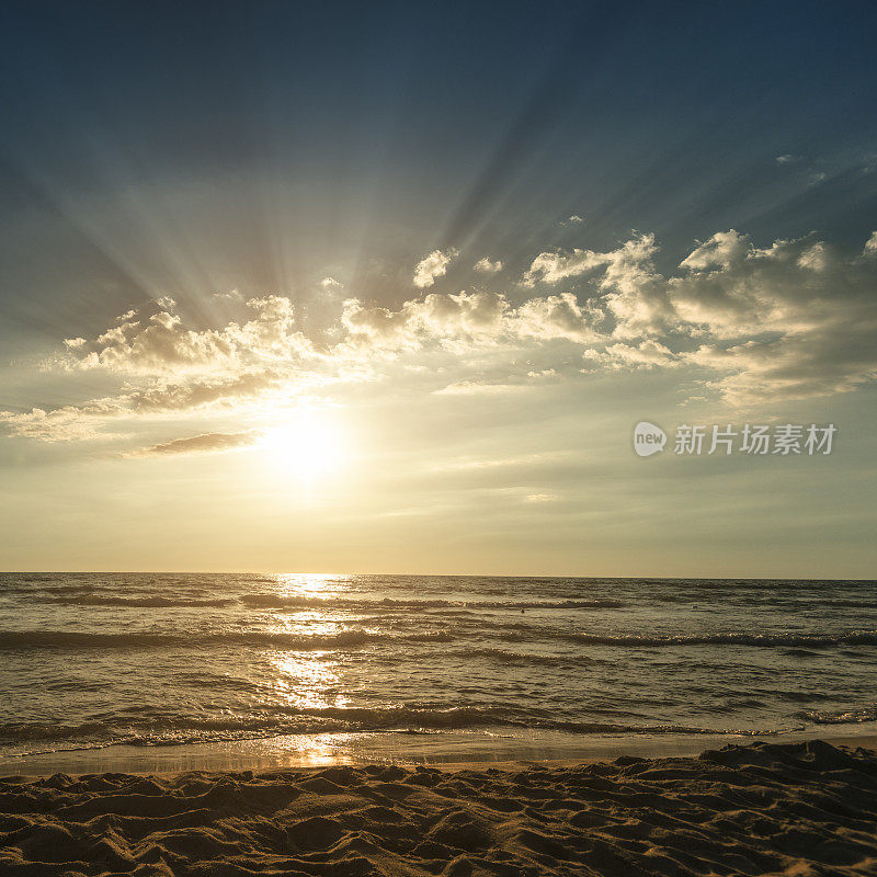 海上地平线上的日落