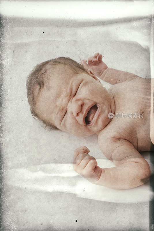 新生的婴儿哭