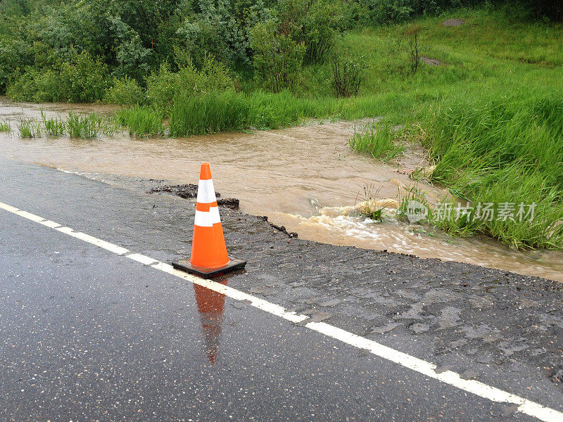 橙色道路洪水危险交通警告锥建设公路侵蚀