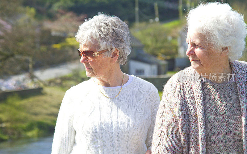 两位老年妇女在户外