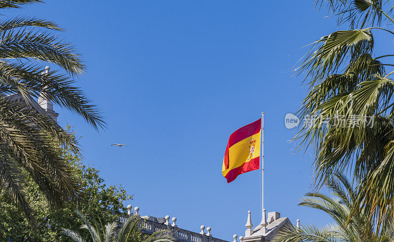 西班牙国旗在建筑物上飘扬