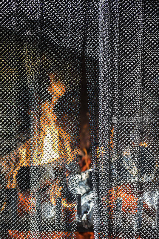 木柴燃烧的特写镜头。
