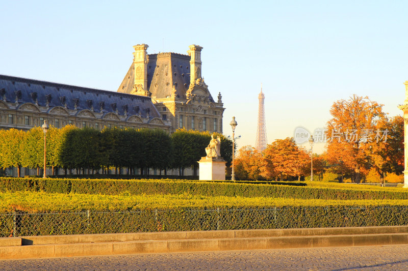 巴黎田园诗般的城市天际线:宏伟的埃菲尔铁塔在戏剧性的金色天空从杜伊勒里花园日出，巴黎城市景观，法国