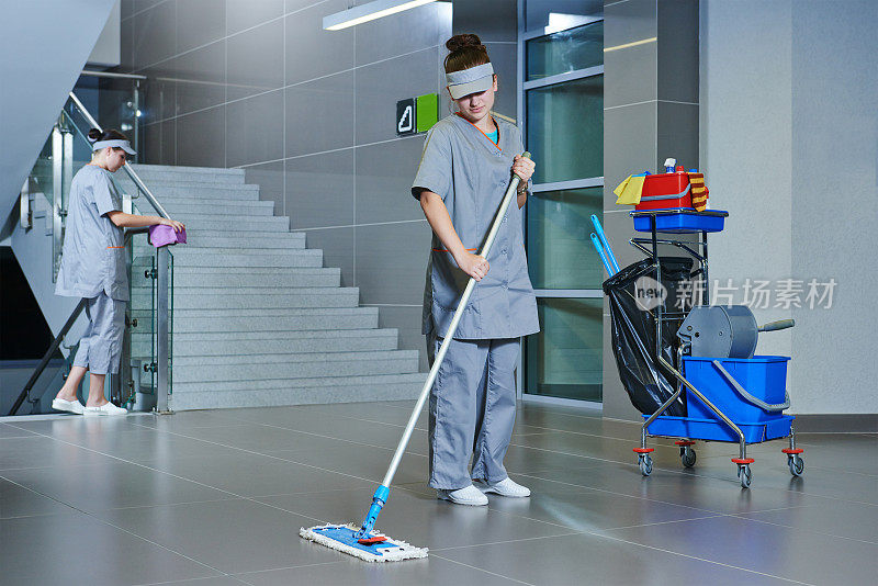 工人用机器清洁地板