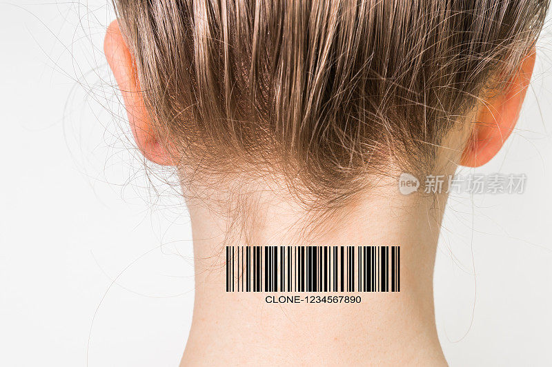 脖子上有条形码的女人-基因克隆概念