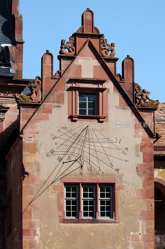 位于海德堡城堡正面的带有日晷的高塔