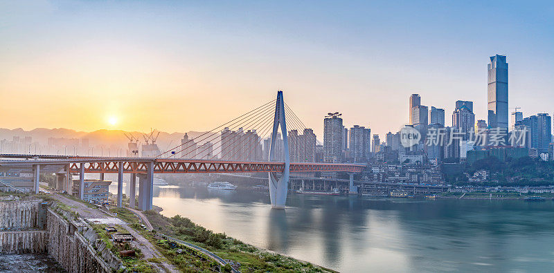 现代重庆全景，长江大桥，日出，中国
