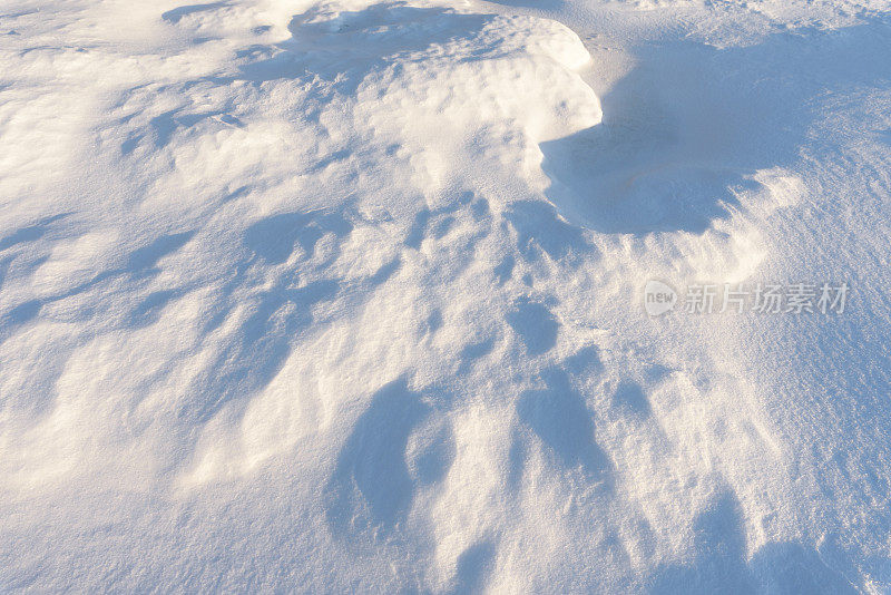 雪堆、风在雪面上雕刻出图案