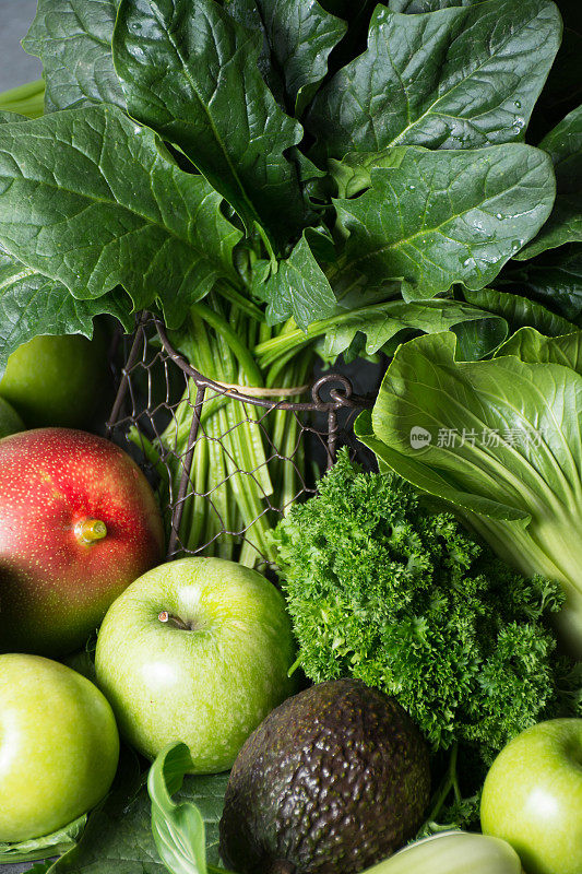 新鲜的绿色蔬菜和水果，成分膳食健康排毒奶昔或沙拉
