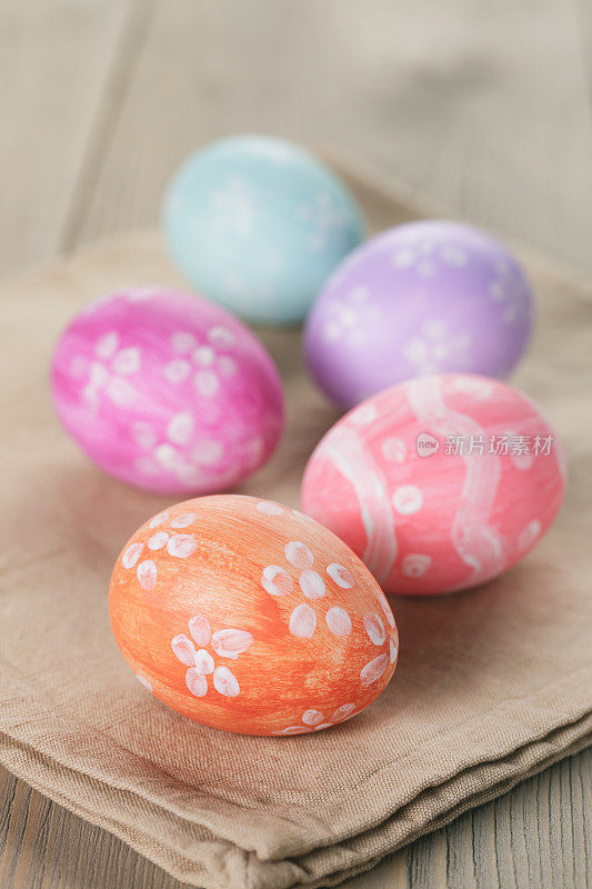 桌上有手绘的复活节彩蛋