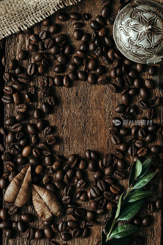 木质背景上的咖啡豆。平躺