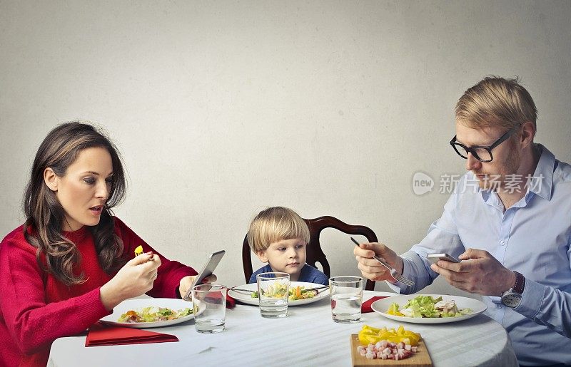 现代家庭晚餐