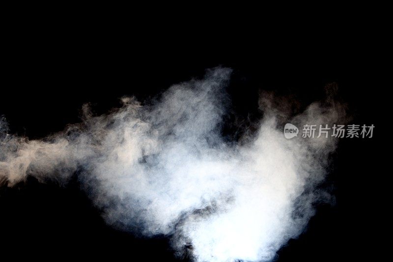 黑色背景上的白烟和雾，抽象的烟云