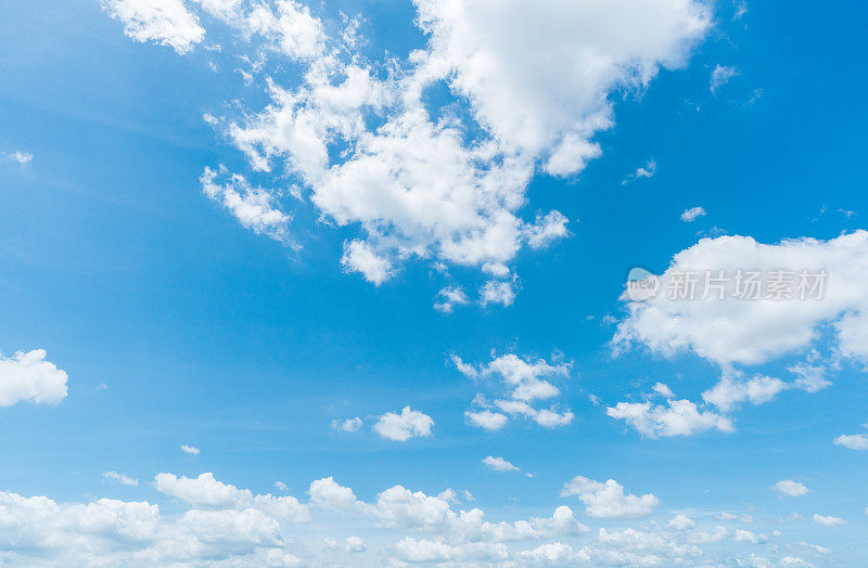 清澈的蓝天作背景，云彩伴背景。