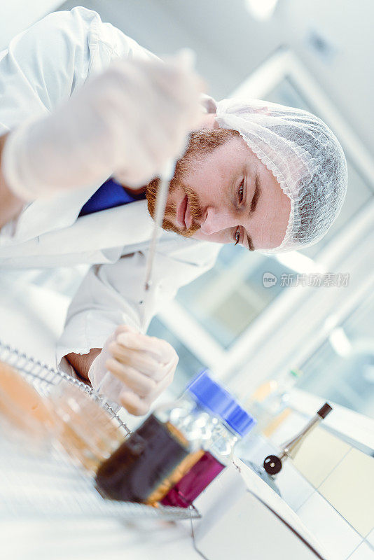 年轻精力充沛的男性技术人员或科学家在他的实验室工作