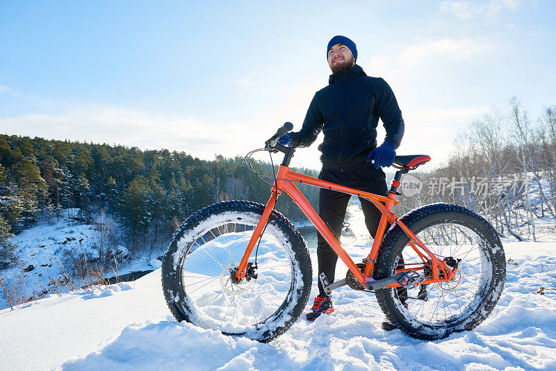快乐的冬季自行车与胖子自行车