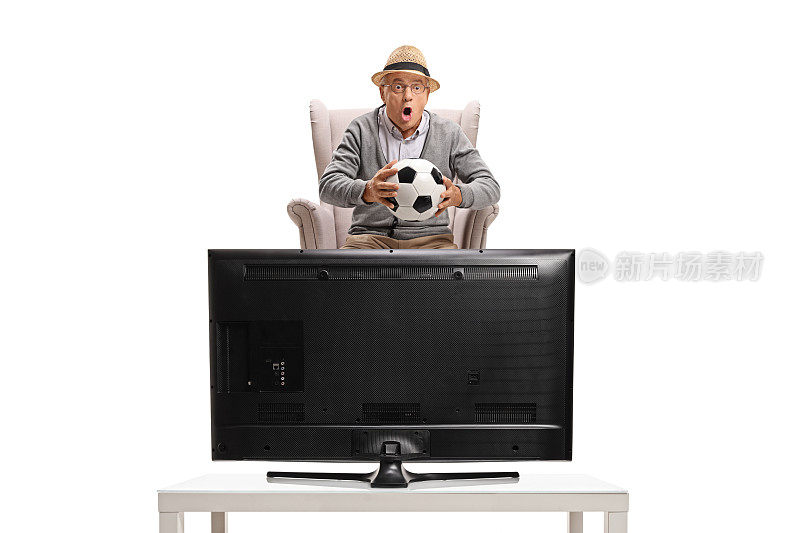 一个兴奋的成年人坐在扶手椅上看电视上的足球比赛