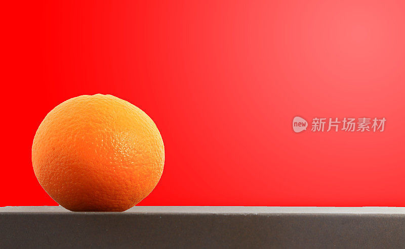 红色背景下的橘子