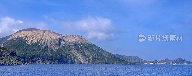 从海上看火山岛，Aeolian群岛(意大利西西里岛)